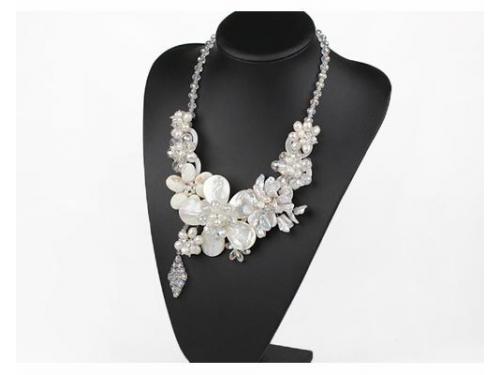 Collar elaborado con perlas, cristal y concha