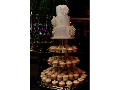 Pastel de boda con cupcakes