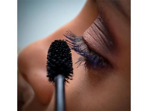 Maquillaje de pestañas azul