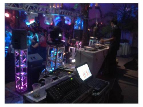 Dj mezclando en vivo