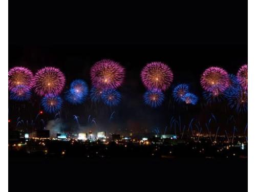 Hermoso espectáculo pirotecnico de noche