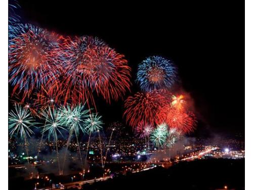 Hermosa iluminación de luces pirotecnicas de noche