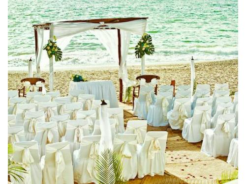 Montaje para ceremonia en color blanco incluido en paquetes de bodas