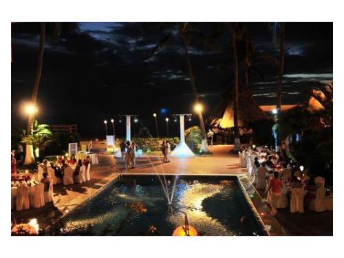 Disponible alberca con capacidad para 100 invitados