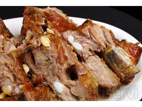 Deliciosa costilla de cerdo preparada al carbón en vara asada, sazonada con sal, pimienta y naranja agria. A solo $140.00 p/llevar (orden para 3 o 4 personas).