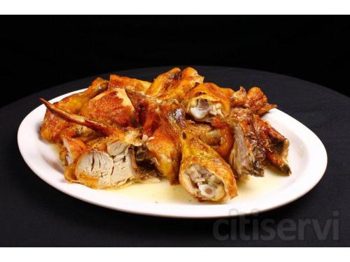 Deliciosos Pollos preparados al carbón en vara asado, sazonado con sal, pimienta y naranja agria. A solo $95.00 p/llevar.