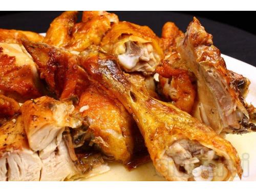 Deliciosos Pollos preparados al carbón en vara asado, sazonado con sal, pimienta y naranja agria. A solo $95.00 p/llevar.