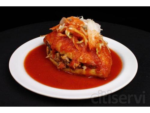 Riquísima torta ahogada, estilo Guadalajara, con carnitas, pollo o Barbacoa. A solo $20.00