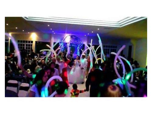 Dj?s certificados realizando mezclas en vivo