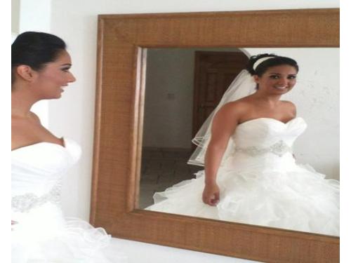 Novia mirando al espejo