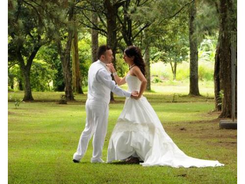 Novios en el jardín
