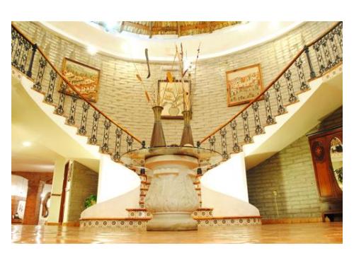 Entrada con hermosas escaleras a los lados