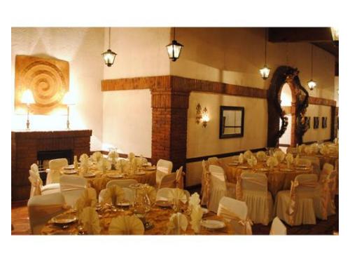 Montaje de mesas en el hermoso salón