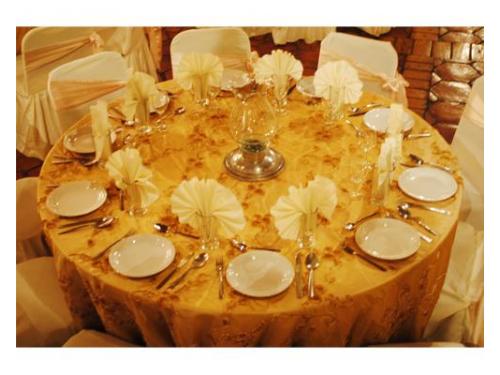 Montaje y decoración de mesas color crema