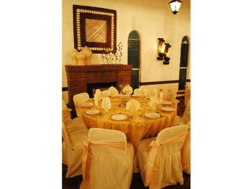 Montaje de mesas en el salón