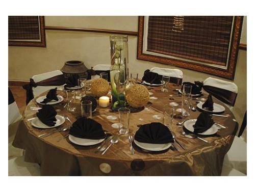 Mesa con fina vajilla de porcelana