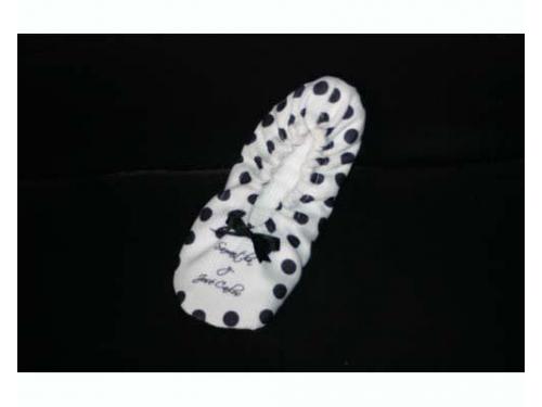 Pantuflas con bolas negras y nombres