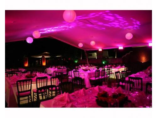 Boda con iluminación rosa
