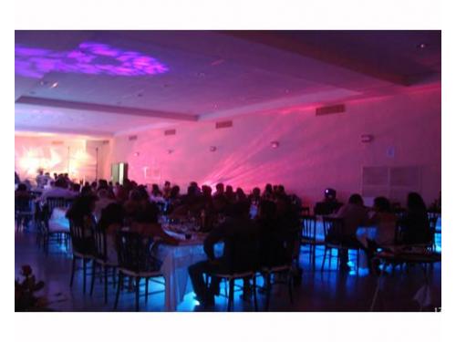 Iluminación en cada mesa