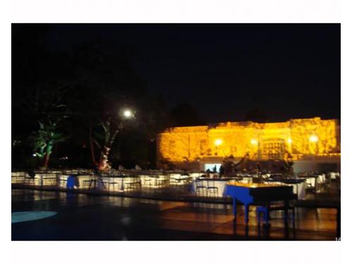 Iluminación blanca en mesas