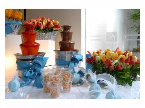 Mesa con fuente de chamoy y chocolate