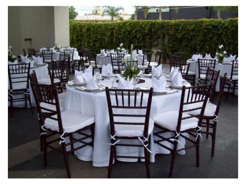 Montaje blanco con sillas tiffany