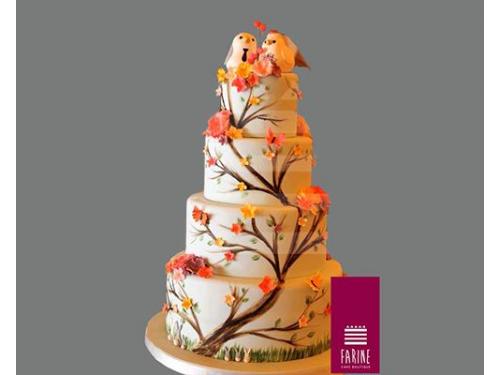 Pastel de cuatro pisos con detalles pintados