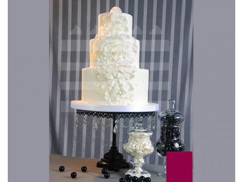 Pastel con ornamentos en blanco