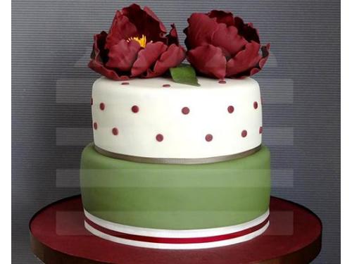 Pastel con flores y detalles verdes