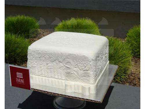 Pastel cuadrado con detalles a tono