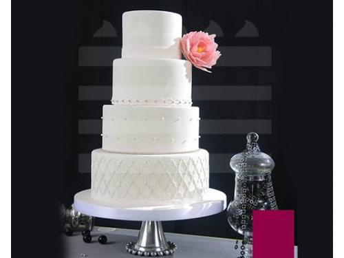 Pastel de cuatro pisos con detalle rosa