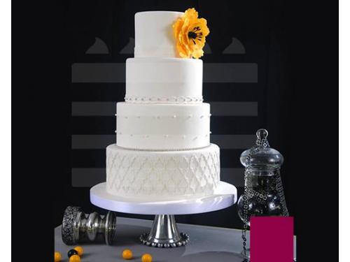 Pastel con detalle en amarillo