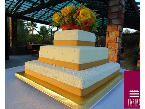 Pastel con detalles dorados