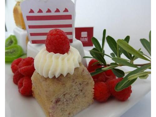 Postre de almendra con frambuesa