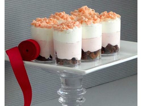 Minipostre con brawnie y frutos rojos