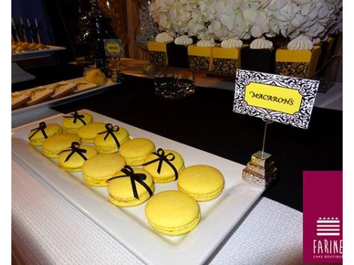 Barra con varios postres a tono