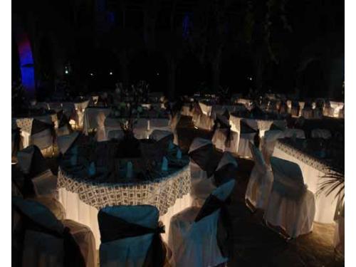 Montaje de mesas con iluminación