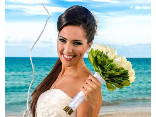 Novia con el mar de fondo