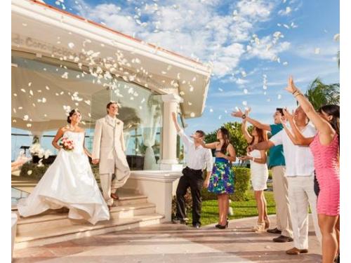 Novios saliendo de la ceremonia