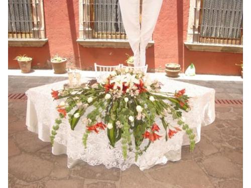 Un arreglo floral para la mesa central