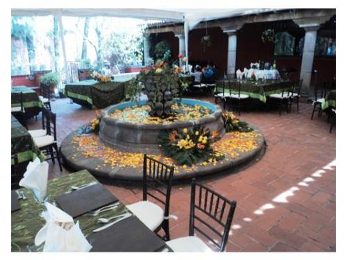 Fuente decorada con pétalos de flores