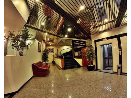 Escaleras y elevador hacia cuartos