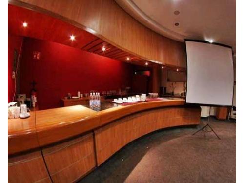 Barra de bebidas en salón de eventos