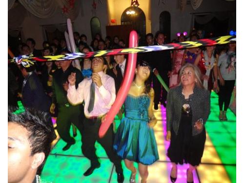 Invitados bailando limbo