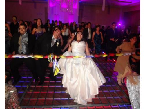 Novios bailando limbo