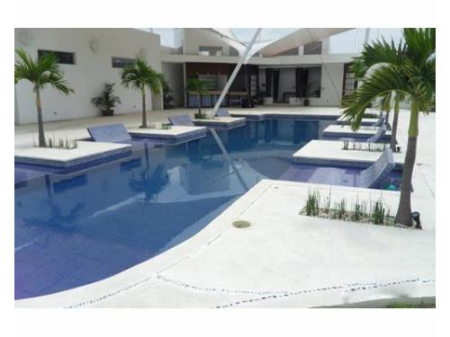 Área lounge con alberca