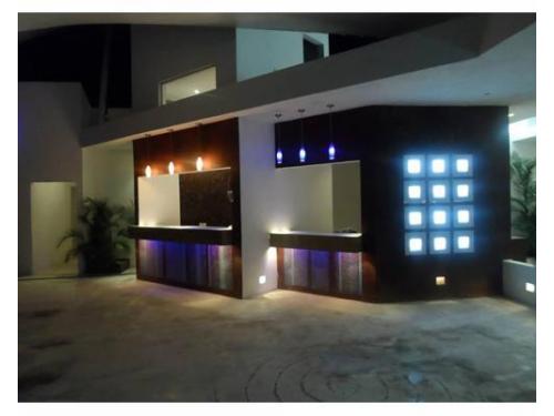 Área lounge iluminada