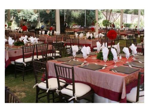 Montaje de mesas cuadradas con decoración perfecta