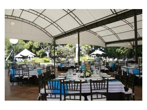 Mesas cuadradas con sillas tiffany