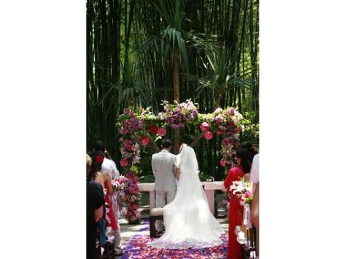 Novios en altar